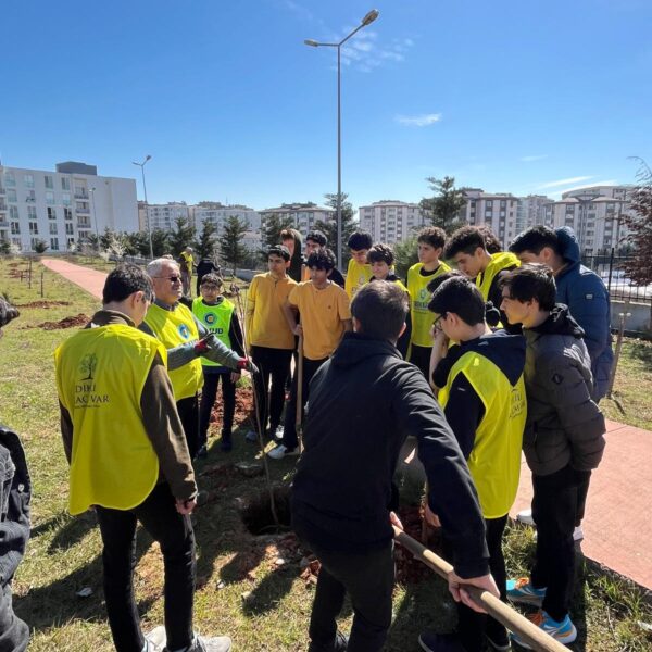 Pendik Ömer Çam Lisesinden Deprem Bölgesine Fidan Bağışı