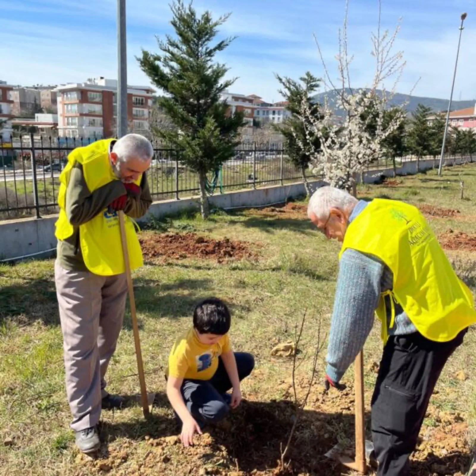 Pendik Ömer Çam Lisesi Öğrencilerinden Deprem Bölgesine Fidan Bağışı