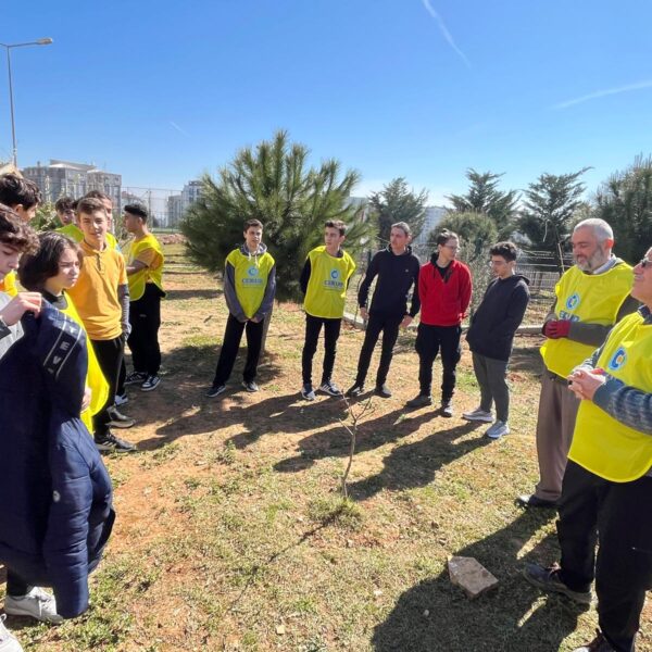 Pendik Ömer Çam Lisesinden Deprem Bölgesine Fidan Bağışı