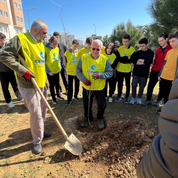 Pendik Ömer Çam Lisesinden Deprem Bölgesine Fidan Bağışı