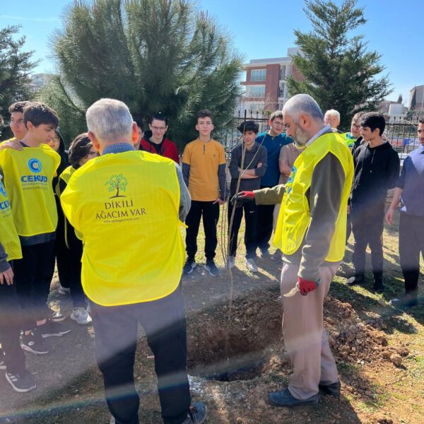 Pendik Ömer Çam Lisesinden Deprem Bölgesine Fidan Bağışı