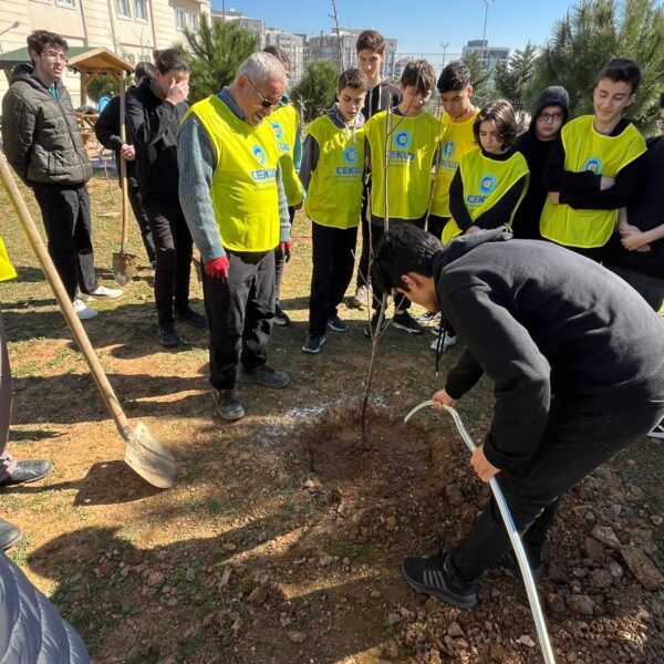 Pendik Ömer Çam Lisesinden Deprem Bölgesine Fidan Bağışı