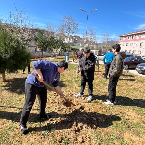 Pendik Ömer Çam Lisesinden Deprem Bölgesine Fidan Bağışı