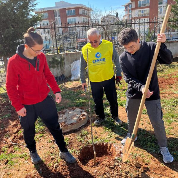 Pendik Ömer Çam Lisesinden Deprem Bölgesine Fidan Bağışı